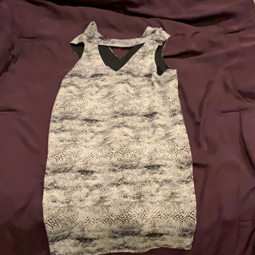 Dress sleeveless